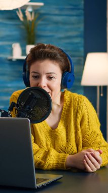 Blog yazarı takipçilerle canlı yayında konuşuyor