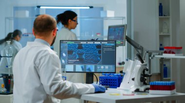 Modern donanımlı laboratuvarda yeni bir aşı geliştirmeye çalışan bilim adamı.