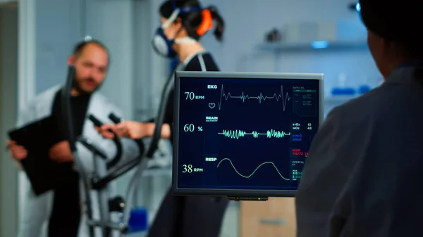 Medische onderzoeker onderzoekt EKG-beeld te zien op monitor — Stockfoto