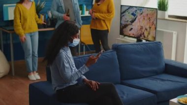 Akıllı telefondan arkadaşlarına video gösteren Afrikalı bir kadın