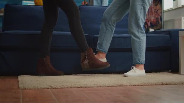 Clouse up van vrienden aanraken voeten houden sociale afstandelijkheid — Stockvideo