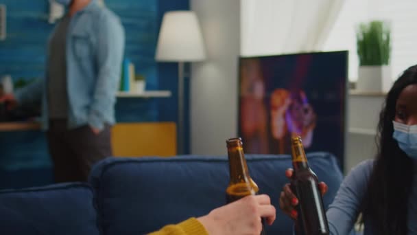 Primer plano de los jóvenes manos tostadas y animando botella de cervezas — Vídeos de Stock