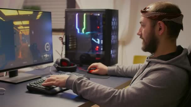 Esport nişancısı oyunu oynayan siber oyuncular — Stok video