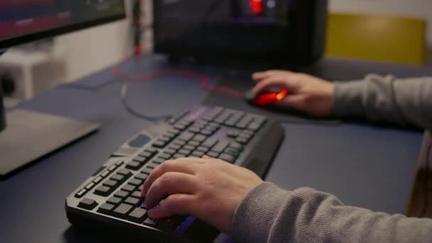 Fechar as mãos do jogador usando o teclado RGB — Vídeo de Stock