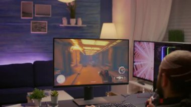 Kız arkadaşı profesyonel oyun bilgisayarını kapattı