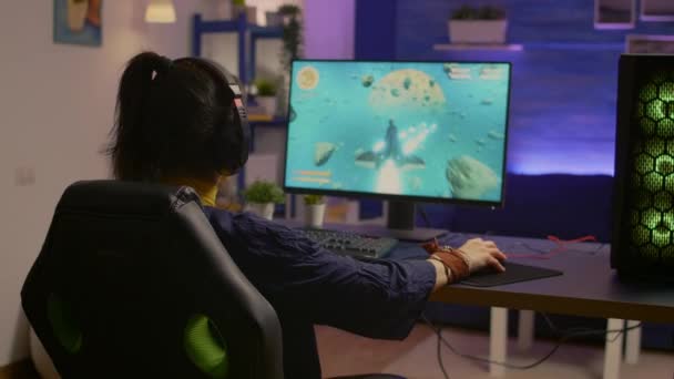 Winnaar gamer zit op gaming stoel aan het bureau — Stockvideo