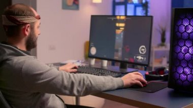 Sanal şampiyonluk için online video oyunları oynayan beyaz bir adam.