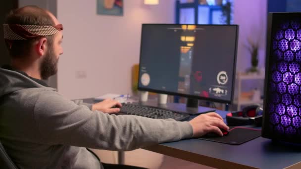 Кавказький чоловік грає онлайн відеоігри для віртуального чемпіонату. — стокове відео