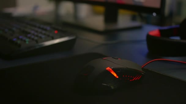 Zbliżenie profesjonalnej myszy z oświetleniem RGB — Wideo stockowe