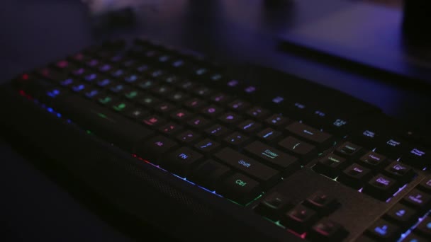 Närbild av professionellt tangentbord med RGB-belysning — Stockvideo