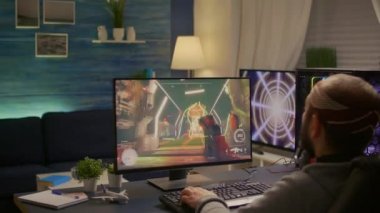 Birinci şahıs nişancı video oyunu oynamak için kız arkadaşıyla siber oyuncular kavga ediyor.