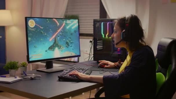 Gamer jogar jogos de vídeo shooter espaço online usando computador poderoso — Vídeo de Stock