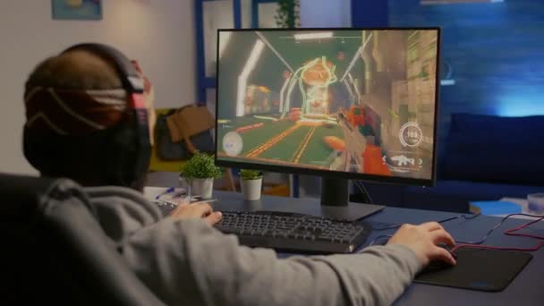 Juego terminado para el jugador molesto jugando en el ordenador de gran alcance — Vídeos de Stock