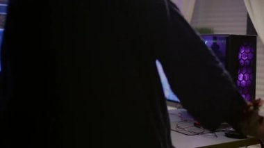 Oyuncu iskemlede oturuyor ve oynamaya başlıyor.