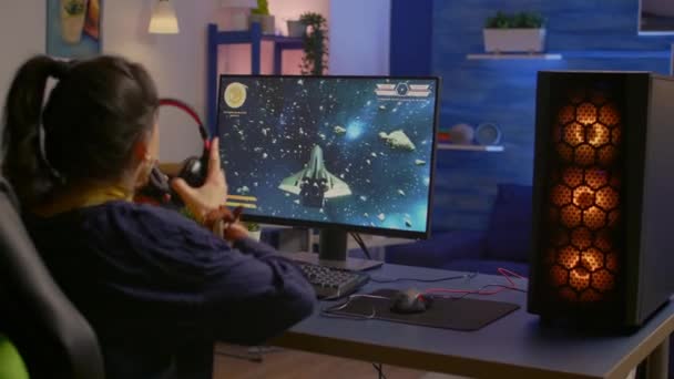 Gamer jugar espacio shooter videojuego en el ordenador de gran alcance — Vídeo de stock