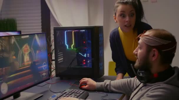 Pro-Gamer-Paar spielt Ego-Videospiel — Stockvideo