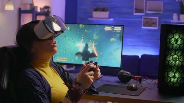 Winner gamer wearing virtual reality goggles — Stock Video