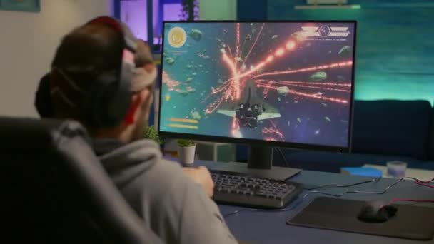 Cyber pro gamer competitivo che perde il videogioco online — Video Stock