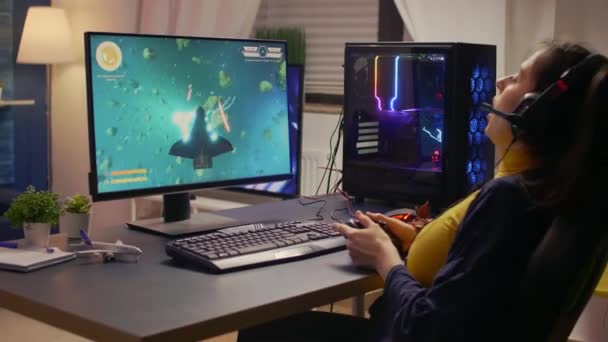 Rekabetçi siber oyuncu çevrimiçi video oyunu kazanıyor — Stok video