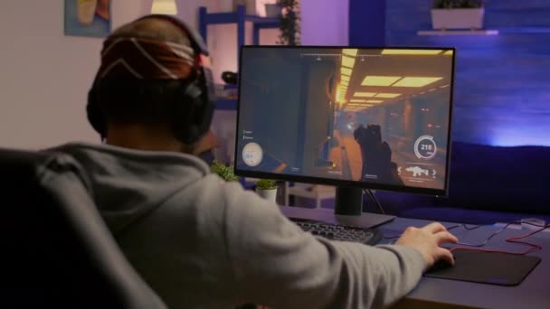 Birinci şahıs nişancı video oyunu oynayan profesyonel oyuncunun arkası — Stok video
