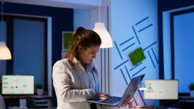 Girişimci, mali raporları analiz etmekle meşgul.