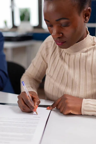 서명 문서를 읽고 있는 아프리카 여성 — 스톡 사진