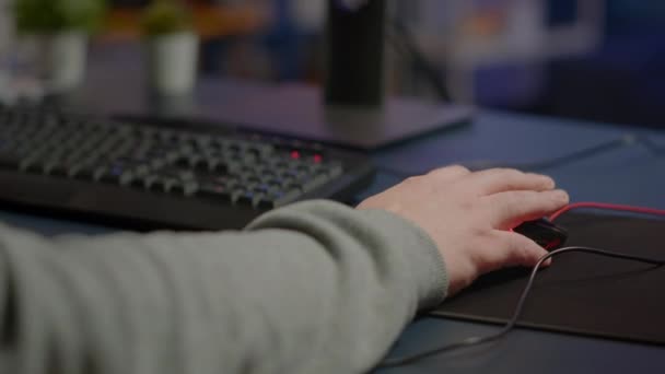 Detailní záběr man hands gamer hraní videohry pomocí RGB klávesnice — Stock video