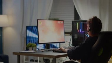 Kulaklıklı öfkeli profesyonel kadın oyuncu, video oyunu kaybetti.