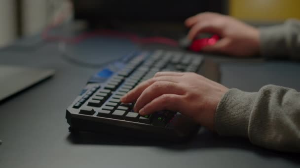 Detailní záběr na ruce profesionálního kyberčlověka hraní videohry pomocí klávesnice RGB — Stock video