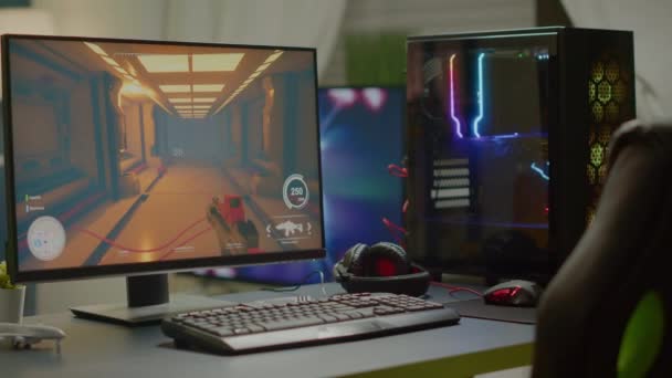 Ekranda birinci şahıs nişancı oyunu olan RGB güçlü bilgisayar — Stok video
