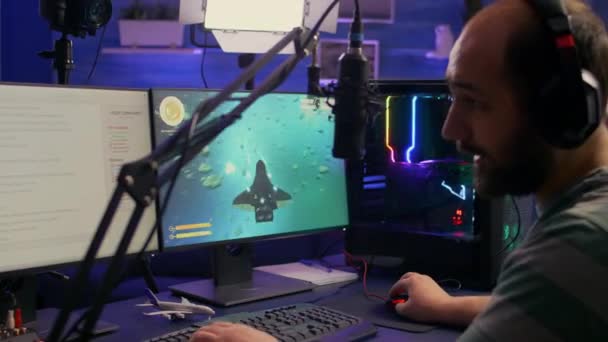 Pro streamer homem jogando espaço atirador jogos de vídeo — Vídeo de Stock