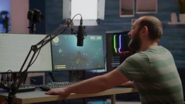 Streamer, RGB güçlü bilgisayarında uzay nişancısı video oyunu oynuyor