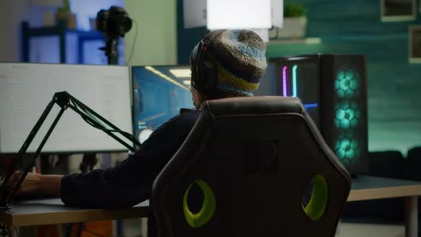 Bakåt skott av pro gamer kvinna spelar första person TV-spel — Stockvideo