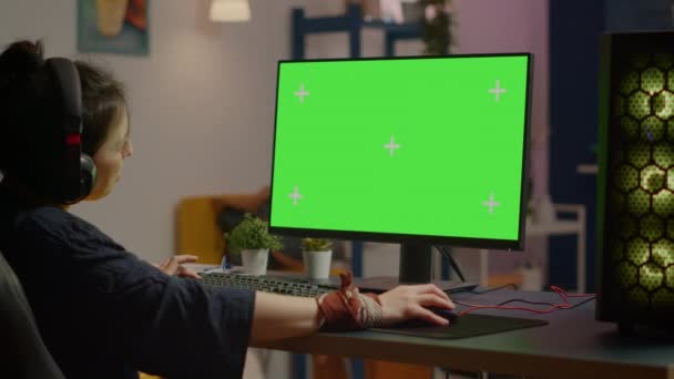 Профессиональная женщина игрок игры на мощном компьютере с зеленым макетом — стоковое видео
