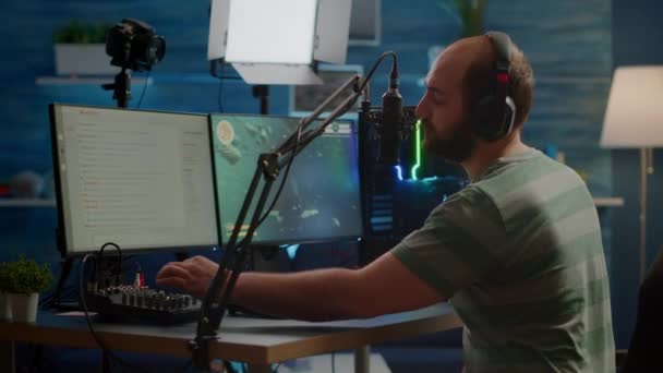 Man streamer kyber kontrola zvuk na mixer streaming videohry — Stock video