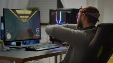 Rekabetçi oyuncu el ele tutuşup oyun sandalyesine oturuyor.