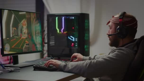 Злой профессиональный геймер, играющий в космические шутеры и проигрывающий — стоковое видео