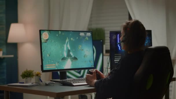 Снимок возбужденной женщины-геймера, побеждающей в онлайн-играх — стоковое видео
