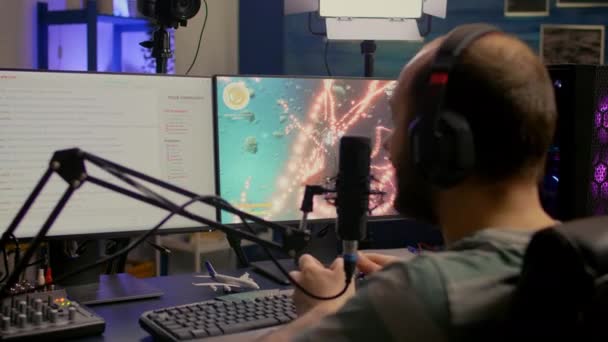 Streamer mit Kopfhörer verliert Weltraum-Shooter-Wettbewerb mit moderner Ausrüstung — Stockvideo