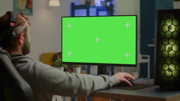 Gracz gra w gry wideo na potężnym komputerze z zielonym ekranie pulpitu — Wideo stockowe