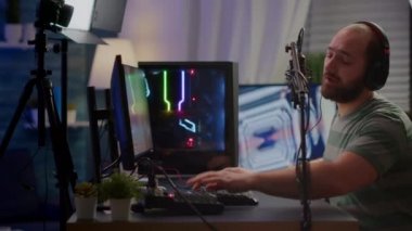 Kulaklıklı profesyonel dijital oyuncu video oyunu oynuyor