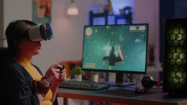Player woman wining space shooter game using virtual reality goggles — Stock Video
