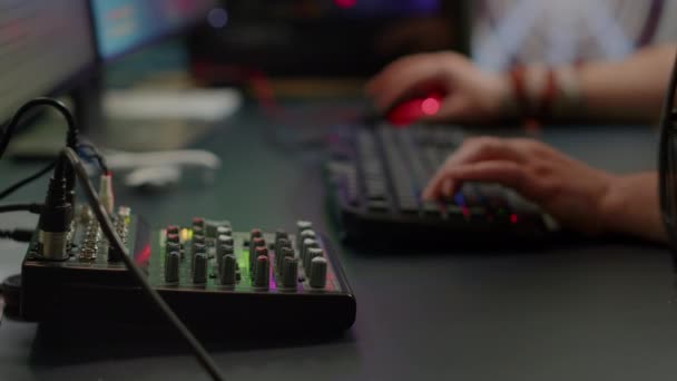 Zblízka profesionální klávesnice s RGB osvětlení streamování na chatu — Stock video