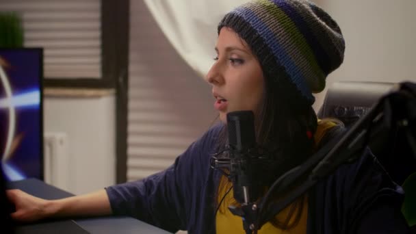 Крупним планом про-стрімер жінка розмовляє на мікрофон — стокове відео