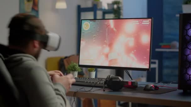 Videoogamer програє відеоігри кіберпростору, сидячи на ігровому кріслі — стокове відео