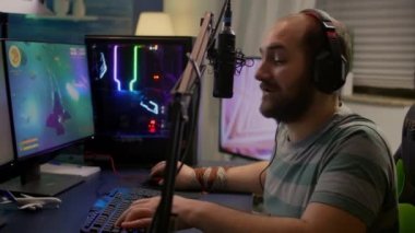 Oyun odasında online uzay nişancısı oyunu oynayan kazanan flamalı