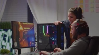 Heyecanlı çift oyunu kazanan birinci şahıs nişancı online video oyunu