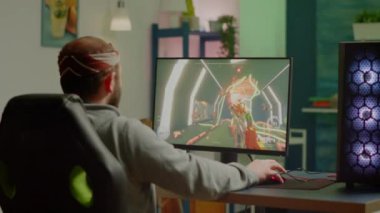 O video oyunu oynarken gergin kadın kocasına bağırıyor.