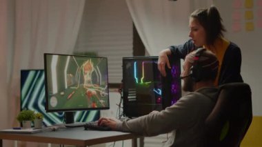 Profesyonel oyuncular birinci şahıs nişancı video oyununu kaybediyor