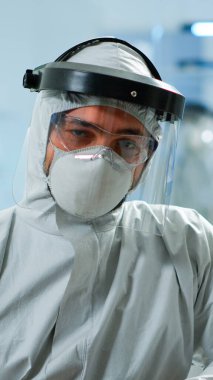 Laboratuvarda kameraya bakan yorgun kimyager adam doktorunu kapatın.